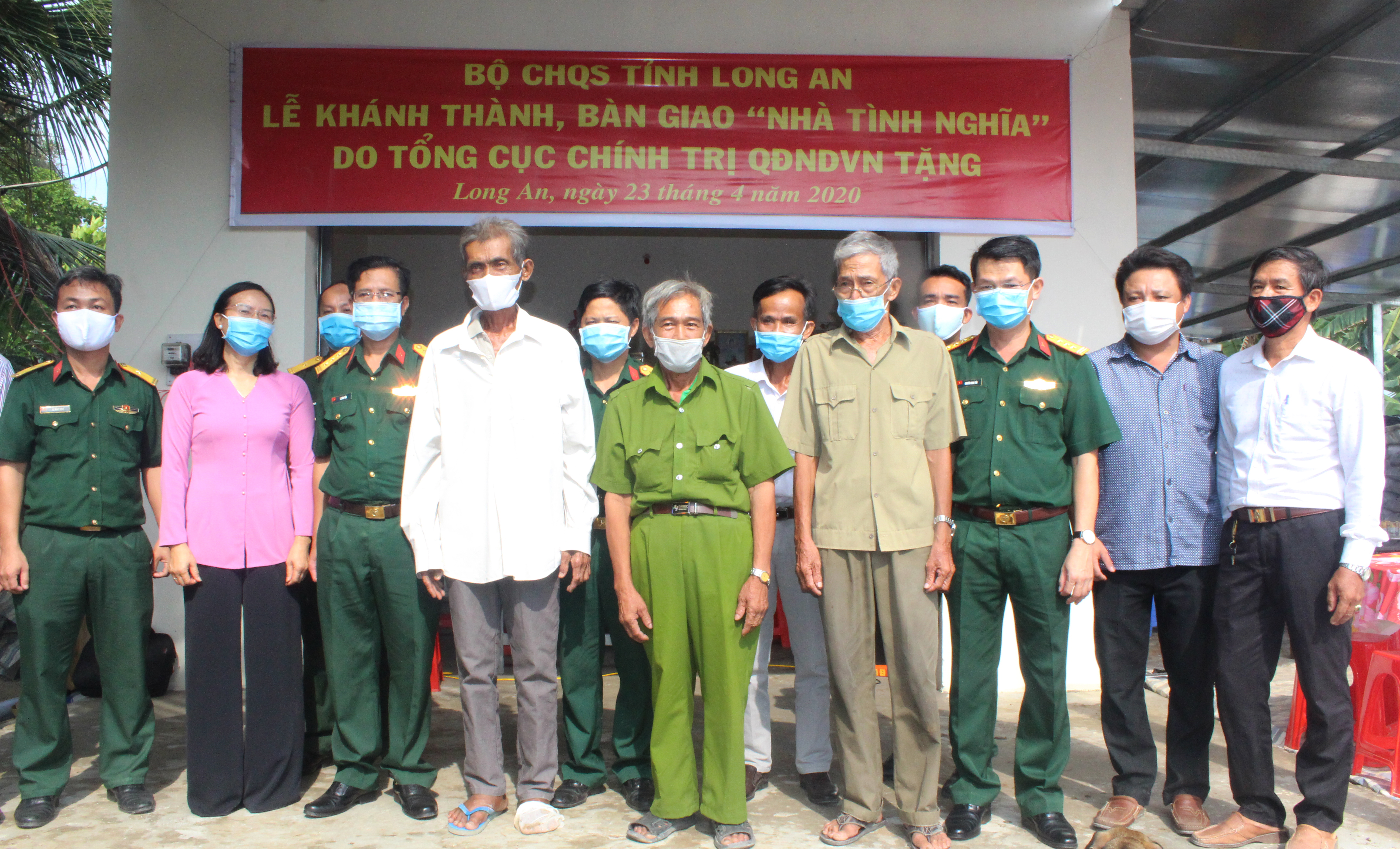 Bộ CHQS tỉnh Long An bàn giao 3 nhà tình nghĩa cho đối tượng chính sách